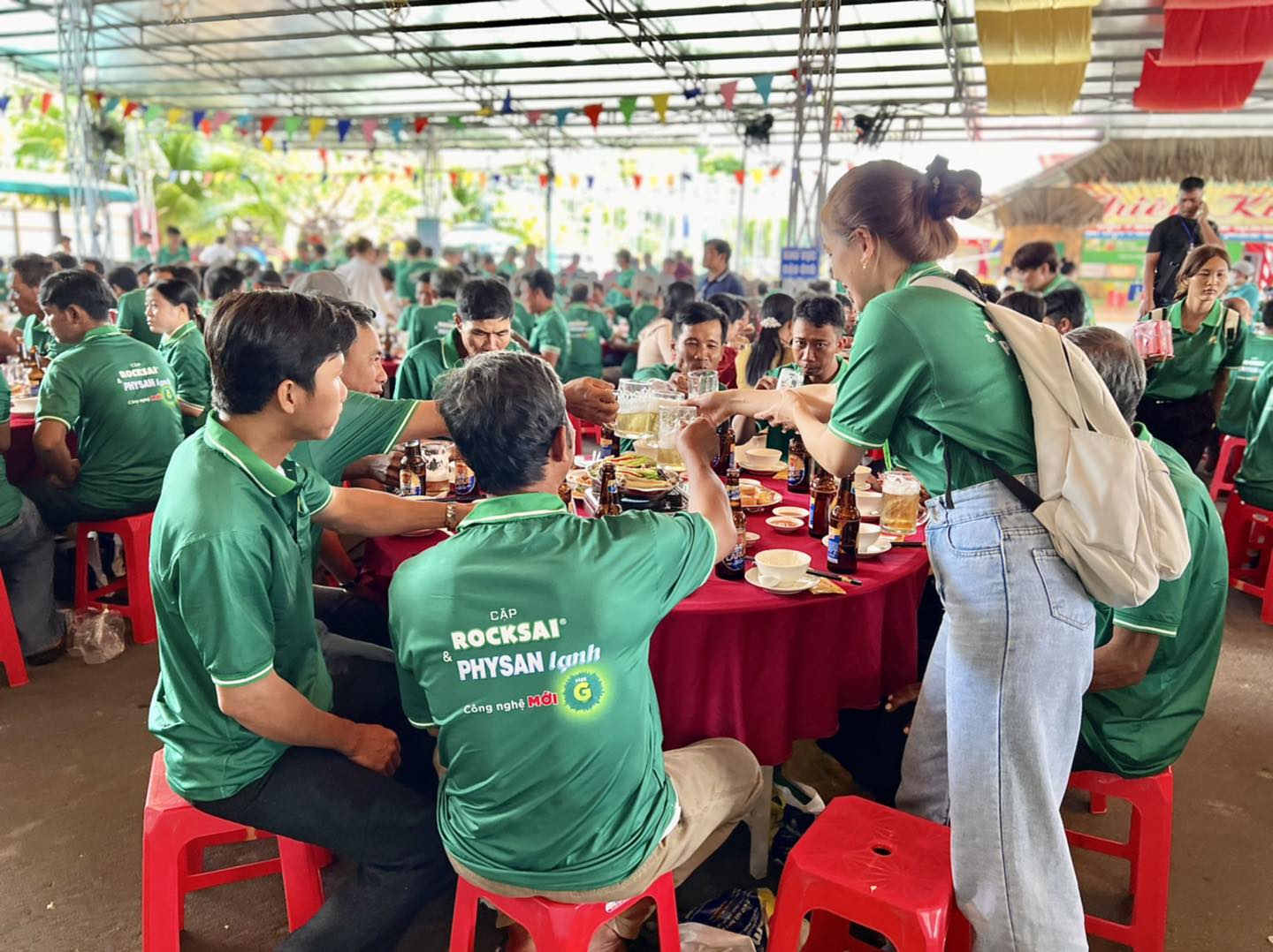 Khách tham gia thưởng thức tiệc ăn uống đầy ngon miệng tại Du lịch Phú Điền