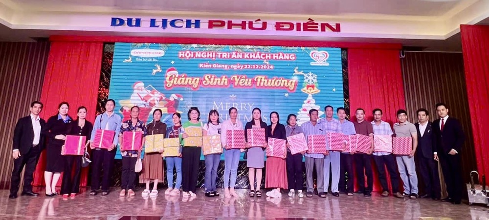 Khách hàng nhận quà từ Dai-ichi Life