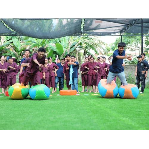 Khu vực trò chơi và sân bãi rộng rãi