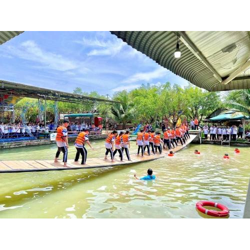 Khu vực trò chơi và sân bãi rộng rãi