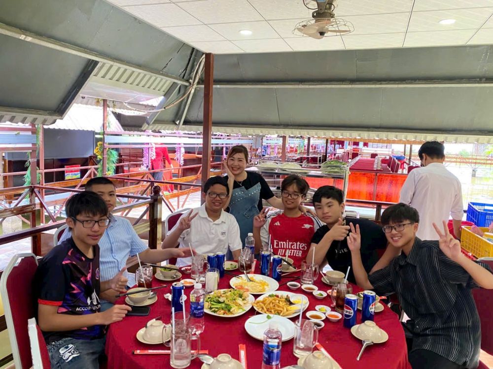 Thưởng thức ẩm thực địa phương