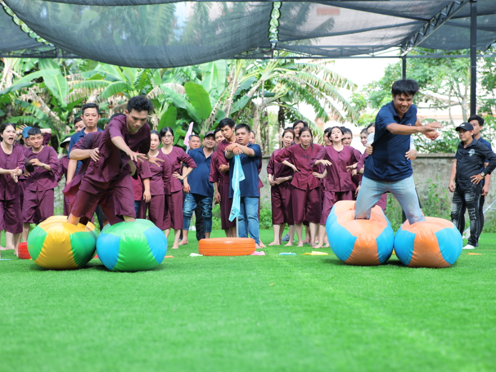 Buổi trưa: Vui chơi vận động, học cách kết nối