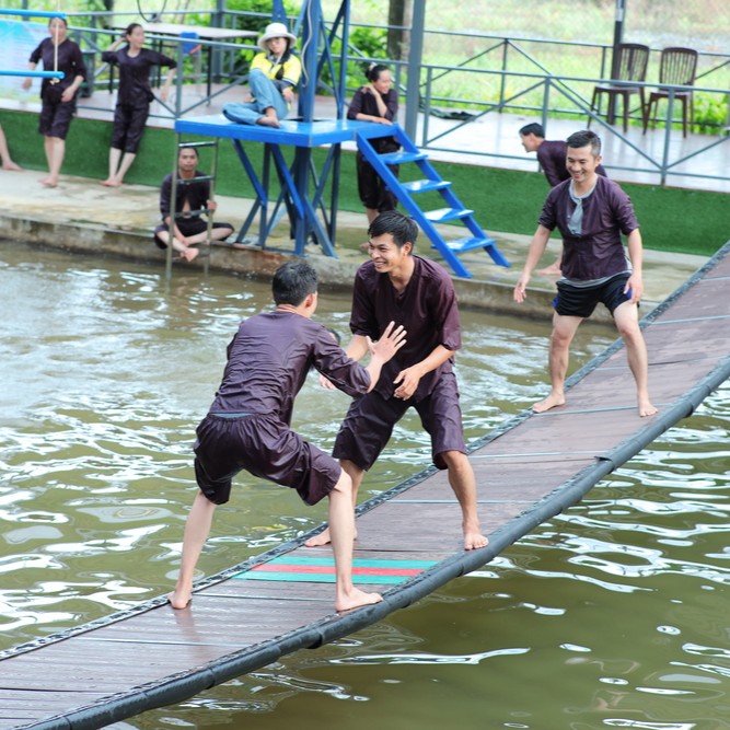 Người Lớn Tìm Được Gì Khi Cho Phép Mình Chơi Trò Dân Gian?